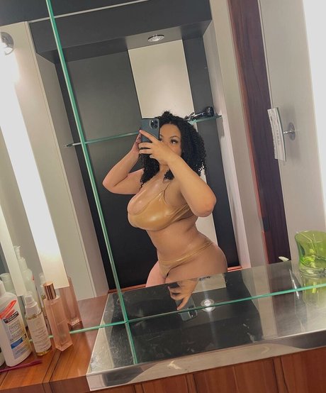 Tanya Mayenge estrella erótica foto