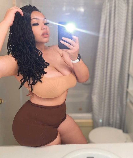 Tanya Mayenge modèle parfait photo