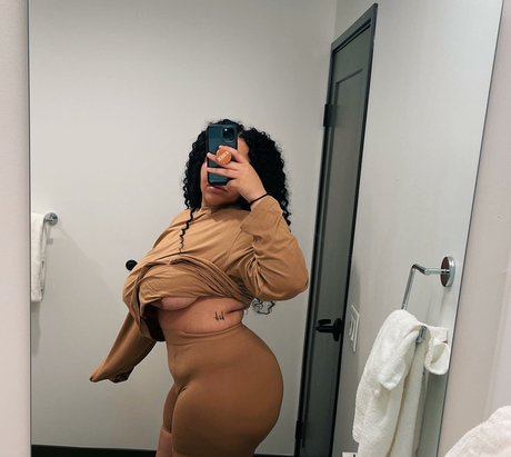 Tanya Mayenge estrella agradable archivo