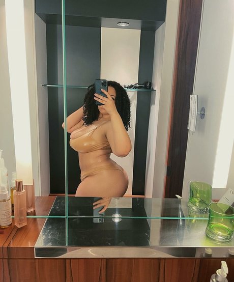 Tanya Mayenge étoile érotique img