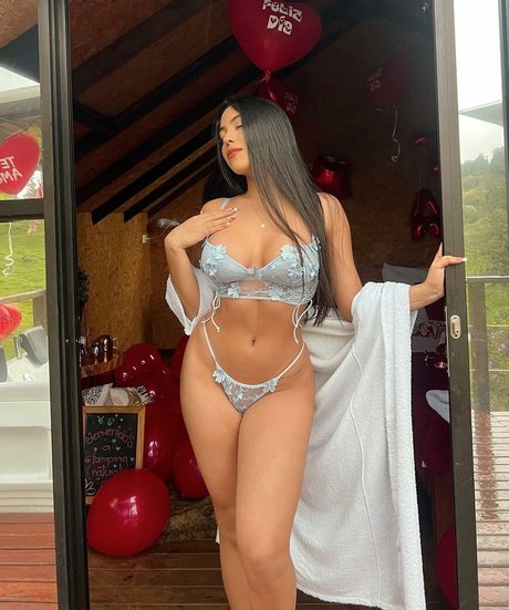 Gemeas Abello star erotic image