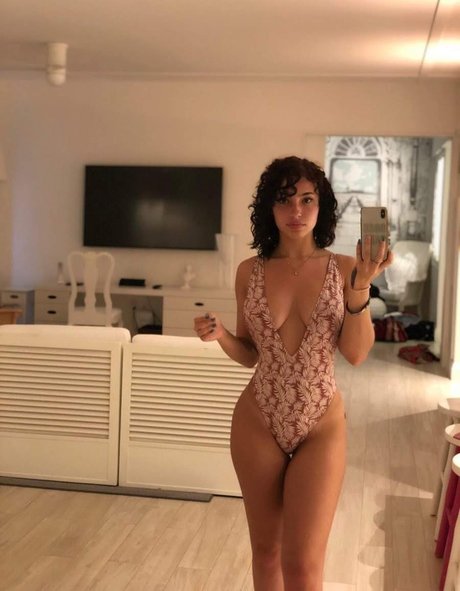 Ash Kaash naked star img