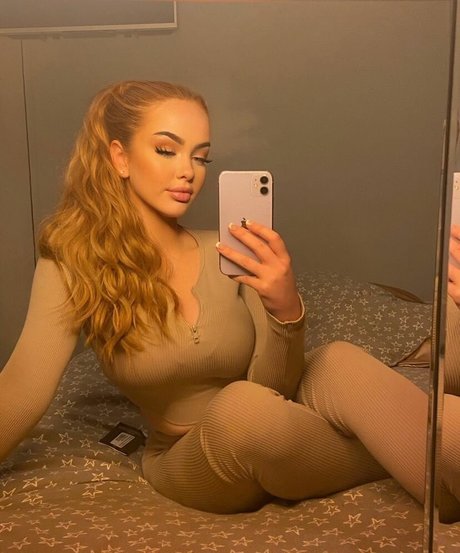 Neave Dare model pornographic image