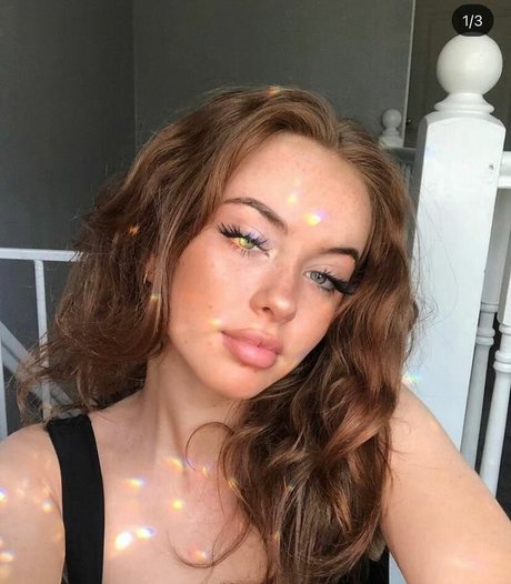 Neave Dare naked model pics
