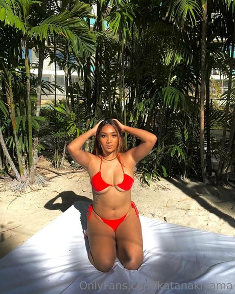 Katana Kiyama_ modelo caliente fotos