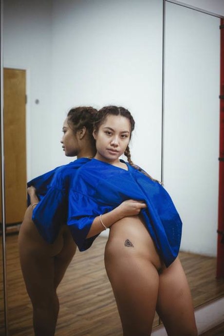 Victoria Kuang_ actriz desnuda galería