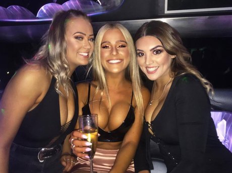 Cassie And Chloe Roberts exclusive actress img