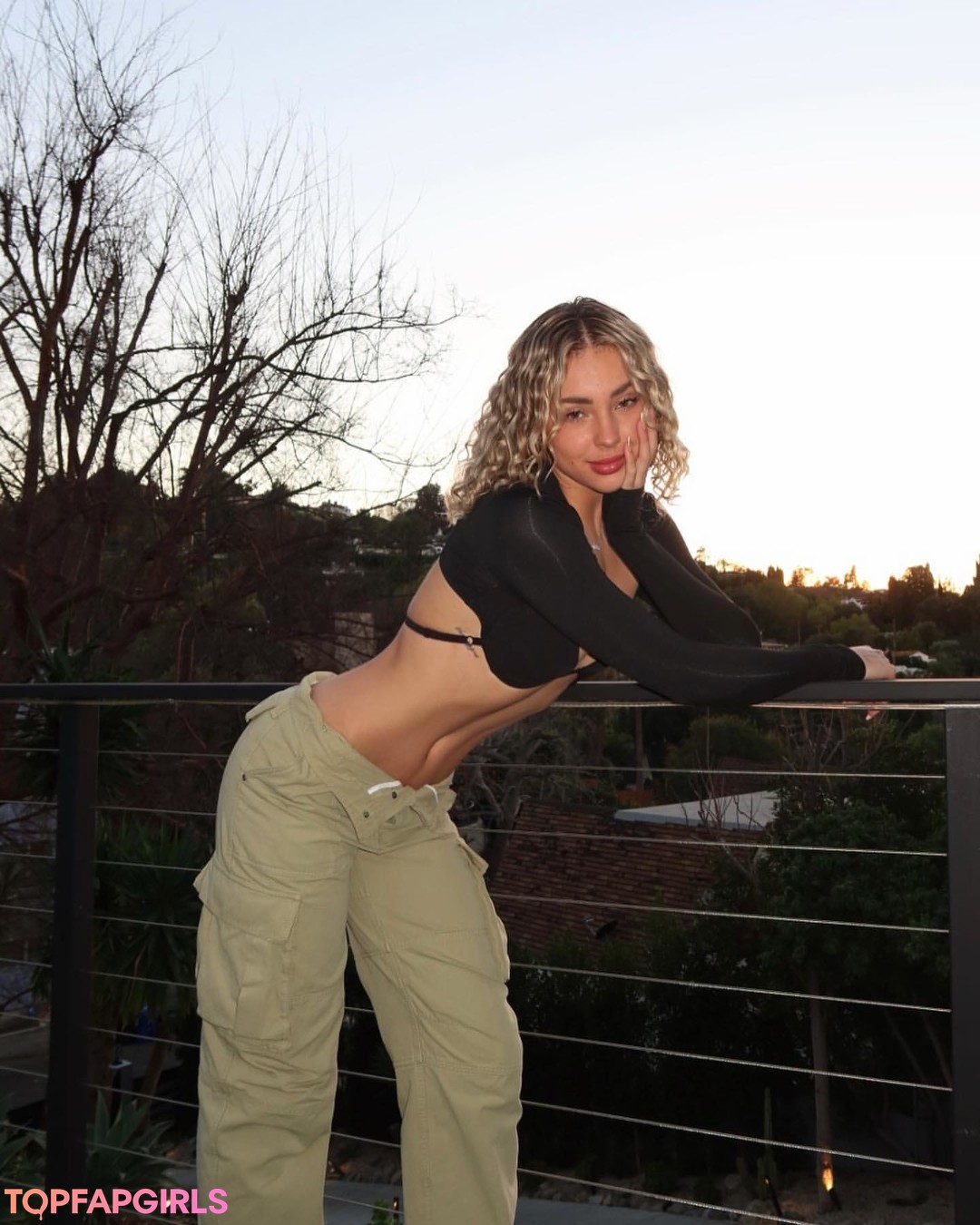 OnlyFans de filles coquines haut érotique image