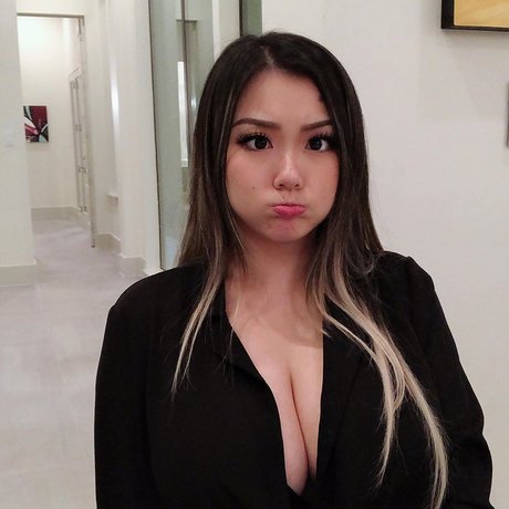 Vicki Li erotic model galleries