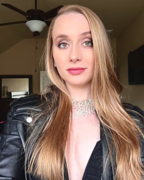 Alanis King pretty actress photos