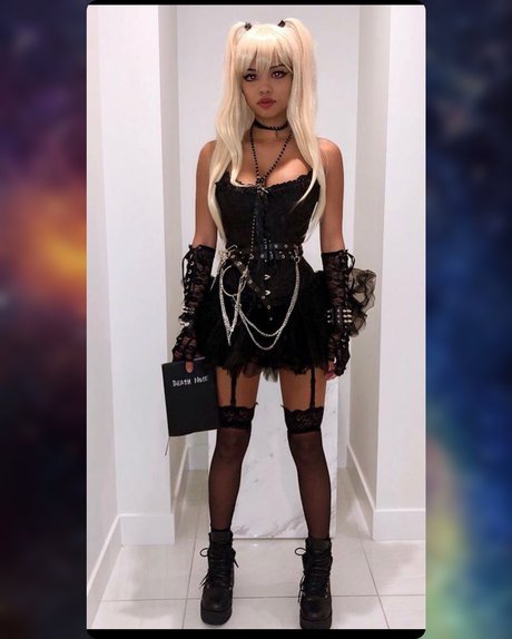 Alyssa Silos modelo desnuda galería