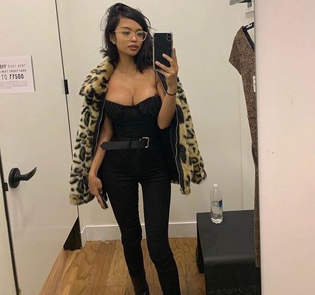 Alyssa Silos estrella porno erótica fotos