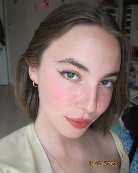 Amelie Manzoli hot actress picture