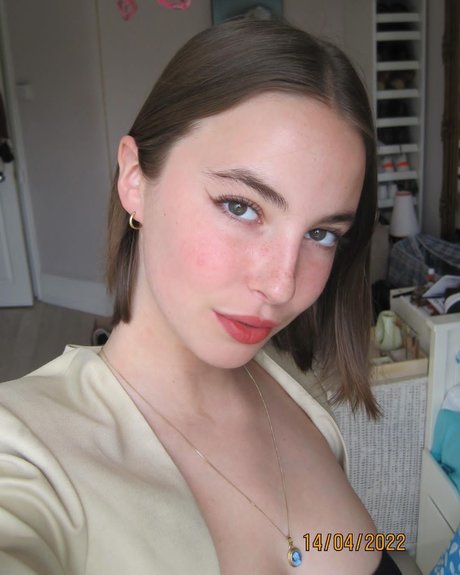 Amelie Manzoli hot actress photos