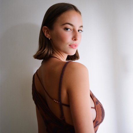 Amelie Manzoli modèle chaud img