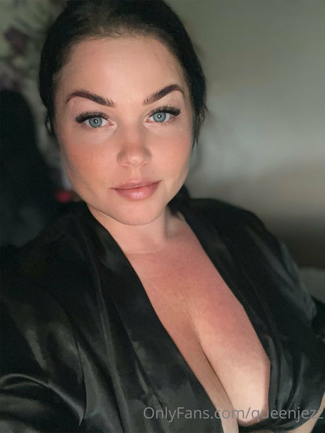 Queenjezz haut modèle photos