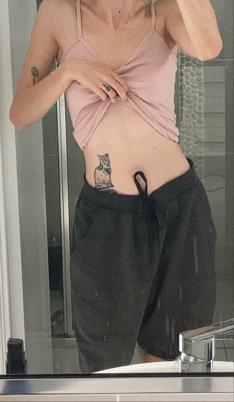 Pale Tattoos estrella desnuda galería