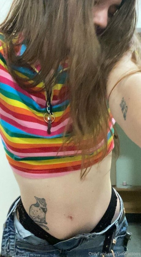 Pale Tattoos hermosa modelo imagen