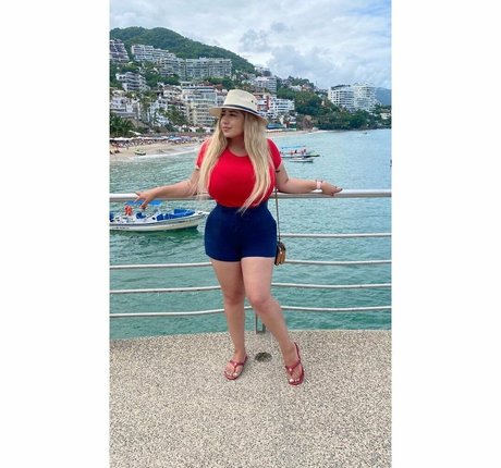 Nimsay modelo hd fotos