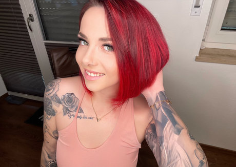 NinaDevil modelo desnudo fotos