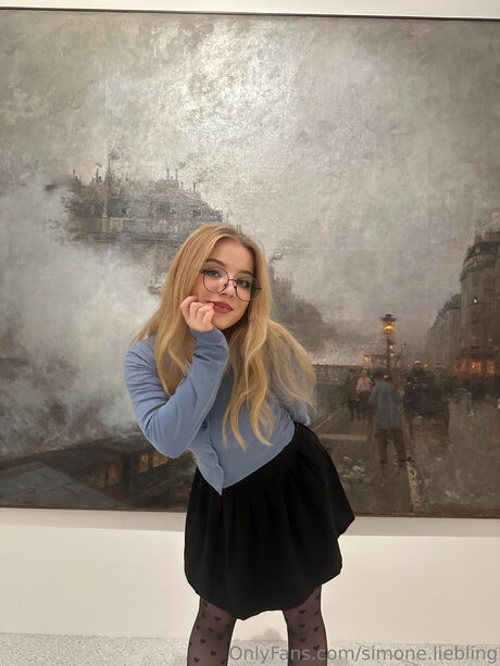 Simunka Show sex model pic