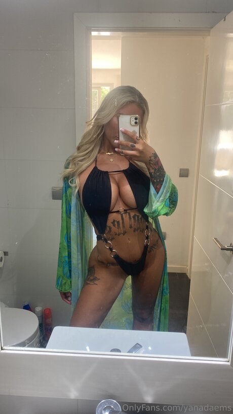 Yanadaems model hot images