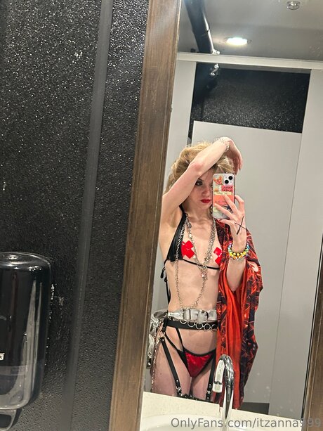 Itzanna999 star adult picture