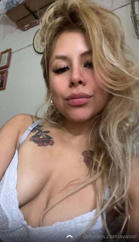 Avalosl model hot image
