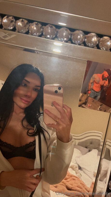 Amanda69x adult model pic