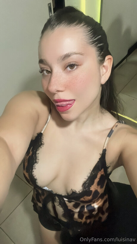Luisinav model naked photo
