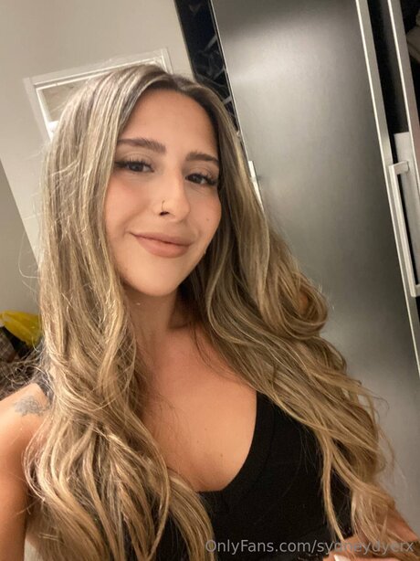 Sydneydyerx actrice sexy galeries