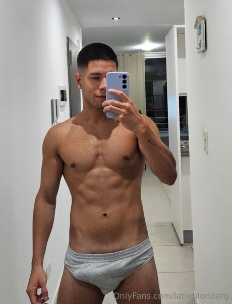 Latinblondarg modèle nu galerie