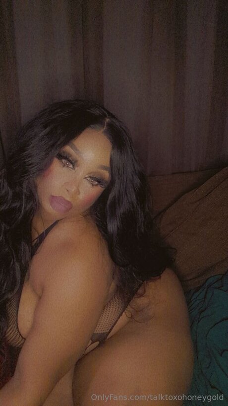 Talktoxohoneygold nude model pic