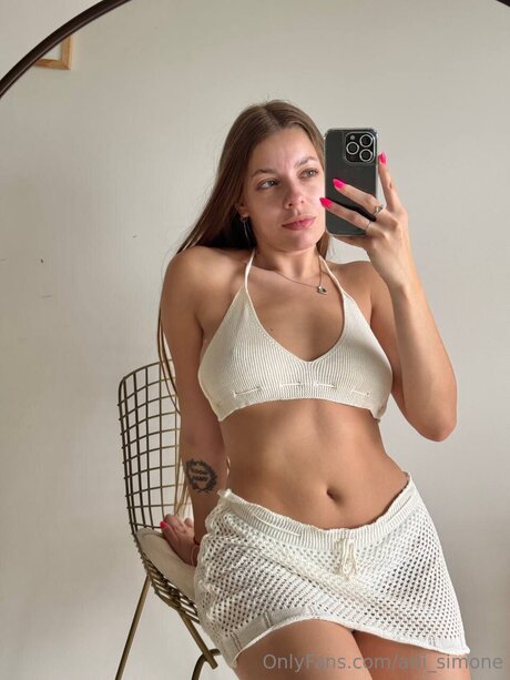 Arii Simone model top picture