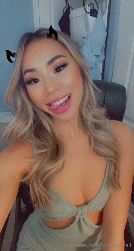 Caliiroll star pornographique image