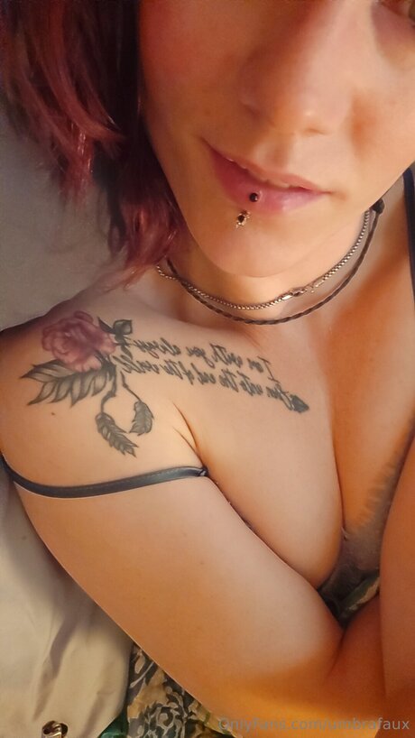 Umbrafaux estrella desnuda archivo