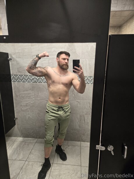 Bedellx modelo erótico foto