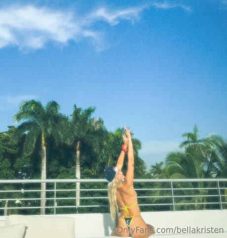 Bellakristen top star photo