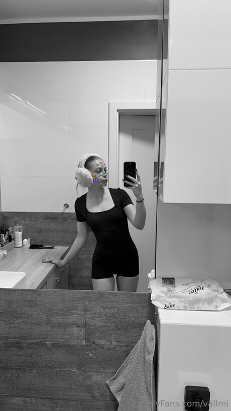 Vallmi modèle nu galerie