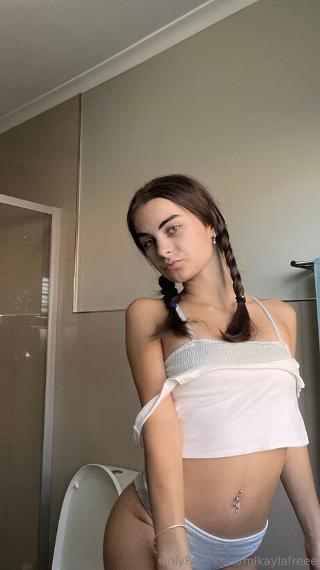 Mikaylafreee model art galleries