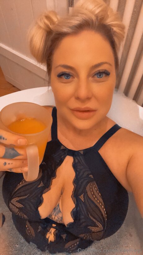 Ellitellivip nudes model pictures