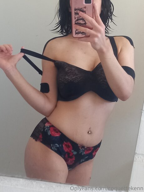 Coquettekenn modelo desnudo foto