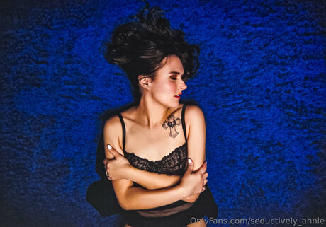 Seductively Annie model nude photo