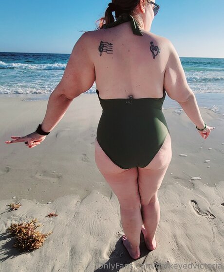 Darkeyedvictoria actrice nue galeries