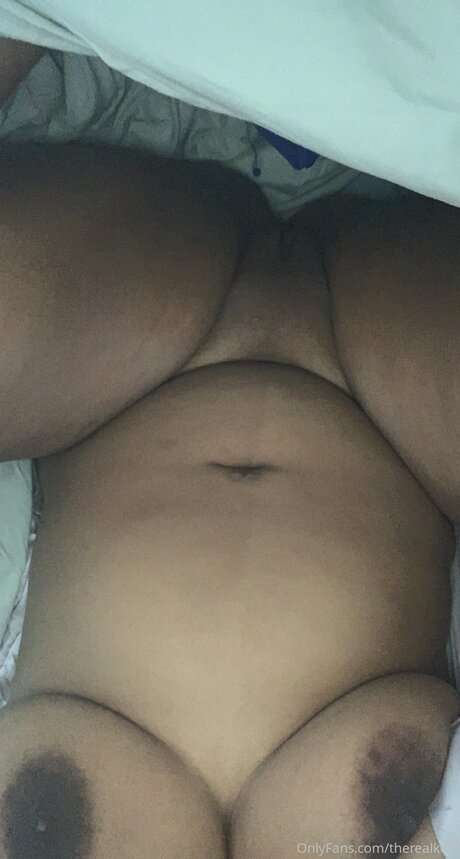 Therealkelll model nude picture