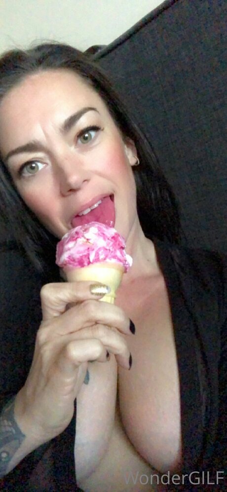 Wondergilf high quality pornstar picture