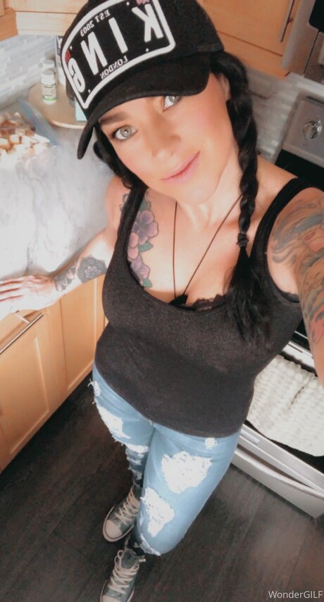 Wondergilf erotic model photos