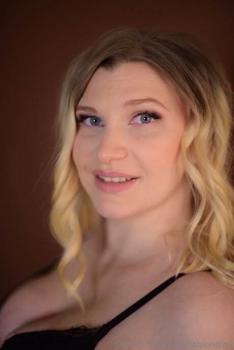 Bellablondina modèle joli galeries