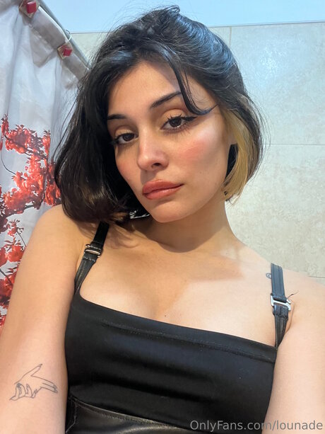 Lounabi estrella sexy foto