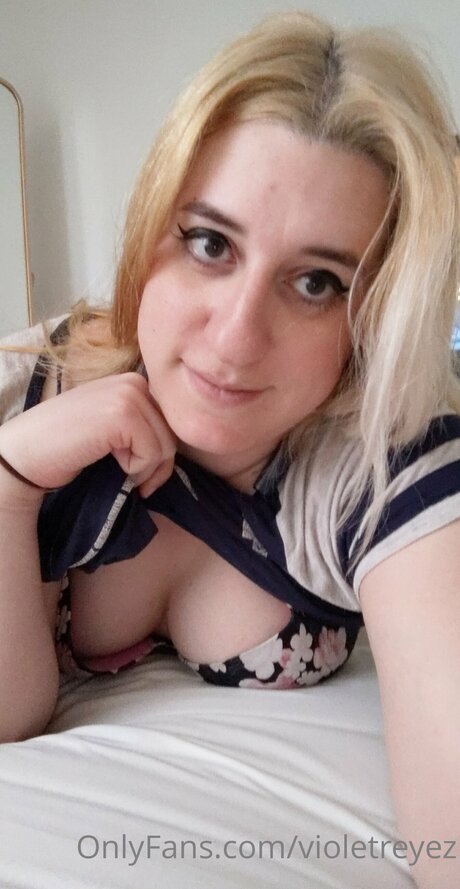 Violetreyez model naked picture